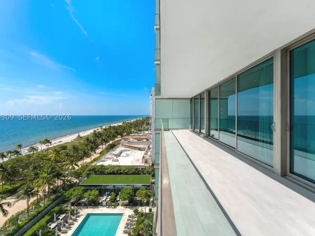 4-bedroom condo for sale in Bal Harbour - 10201 Collins Ave 906 - MondialRealty