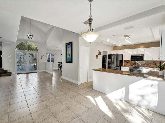 5-bedroom home for sale in Cooper City - 11300 Knot Way - MondialRealty