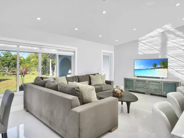 3-bedroom home for sale in Miami - 13201 SW 197th Ave - MondialRealty