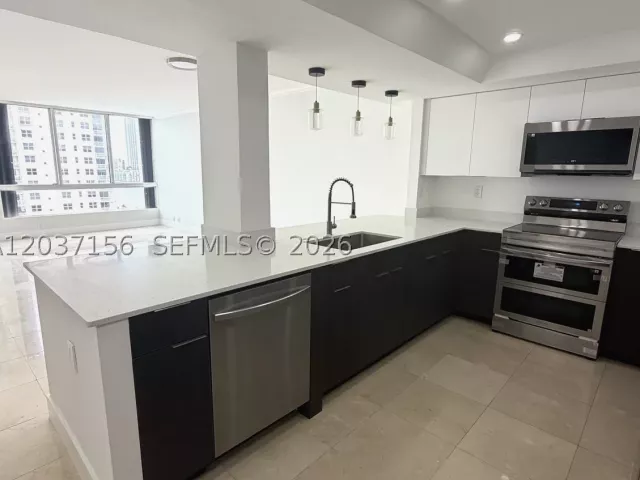 2-bedroom condo for rent in Miami - 520 Brickell Key Dr A1005 - MondialRealty
