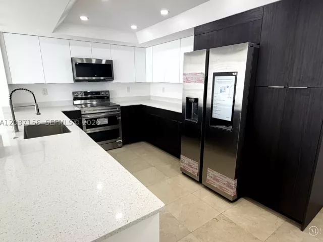 2-bedroom condo for rent in Miami - 520 Brickell Key Dr A1005 - MondialRealty