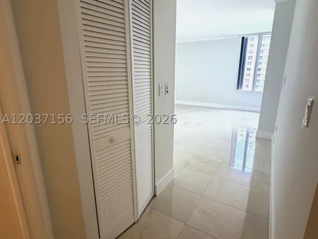 2-bedroom condo for rent in Miami - 520 Brickell Key Dr A1005 - MondialRealty