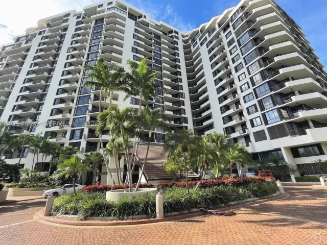 2-bedroom condo for rent in Miami - 520 Brickell Key Dr A1005 - MondialRealty