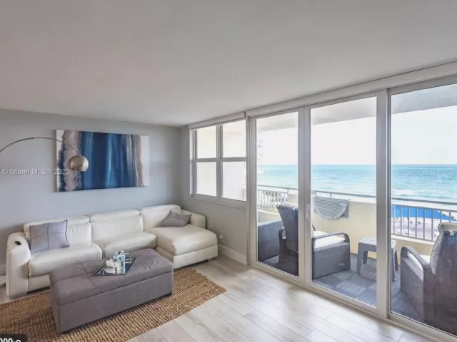 1-bedroom condo for sale in Hallandale Beach - 3180 S Ocean Drive 414 - MondialRealty