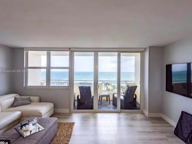 1-bedroom condo for sale in Hallandale Beach - 3180 S Ocean Drive 414 - MondialRealty