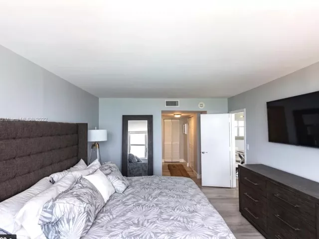1-bedroom condo for sale in Hallandale Beach - 3180 S Ocean Drive 414 - MondialRealty
