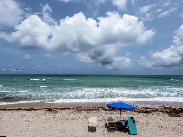 1-bedroom condo for sale in Hallandale Beach - 3180 S Ocean Drive 414 - MondialRealty