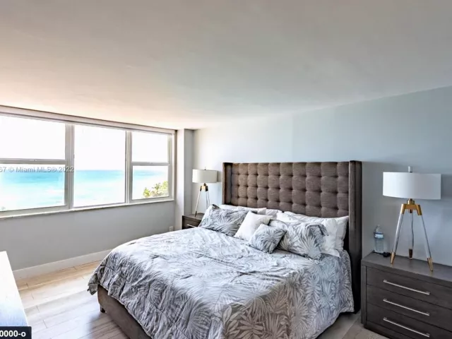 1-bedroom condo for sale in Hallandale Beach - 3180 S Ocean Drive 414 - MondialRealty