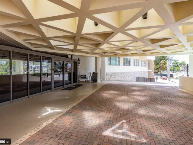 1-bedroom condo for sale in Hallandale Beach - 3180 S Ocean Drive 414 - MondialRealty