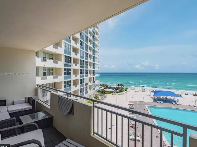 1-bedroom condo for sale in Hallandale Beach - 3180 S Ocean Drive 414 - MondialRealty