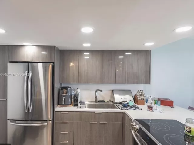 1-bedroom condo for sale in Hallandale Beach - 3180 S Ocean Drive 414 - MondialRealty