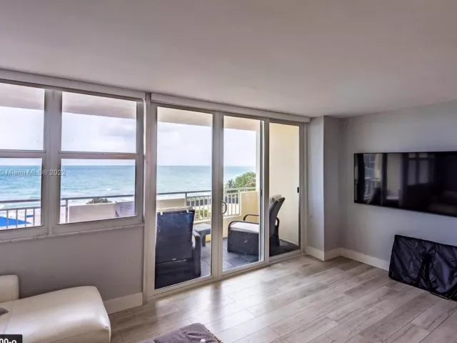 1-bedroom condo for sale in Hallandale Beach - 3180 S Ocean Drive 414 - MondialRealty