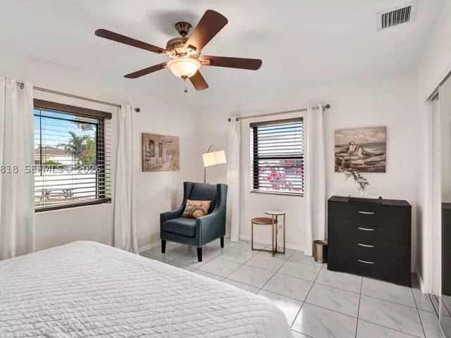 5-bedroom home for sale in Hollywood - 1704 Rodman St - MondialRealty