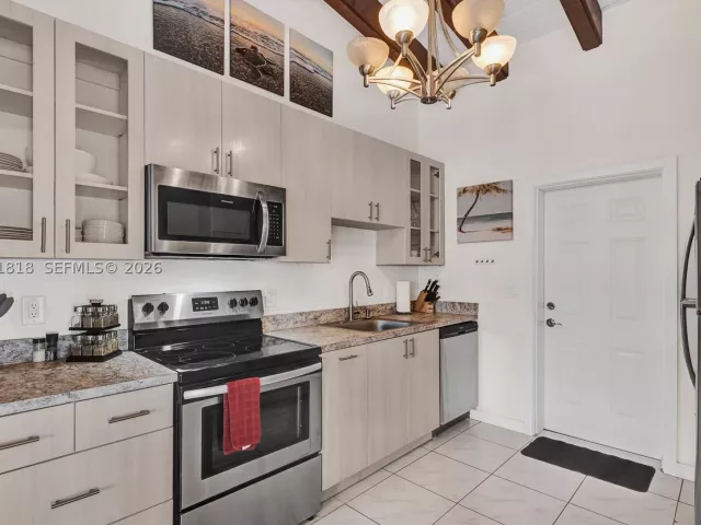 5-bedroom home for sale in Hollywood - 1704 Rodman St - MondialRealty