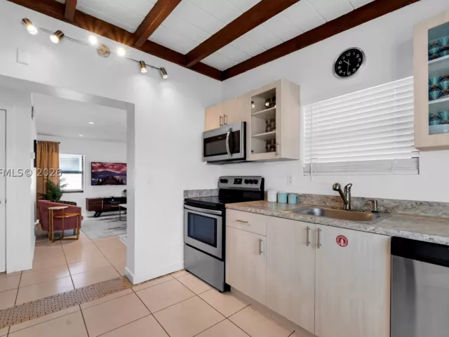 5-bedroom home for sale in Hollywood - 1704 Rodman St - MondialRealty