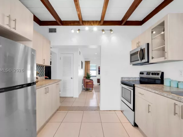 5-bedroom home for sale in Hollywood - 1704 Rodman St - MondialRealty