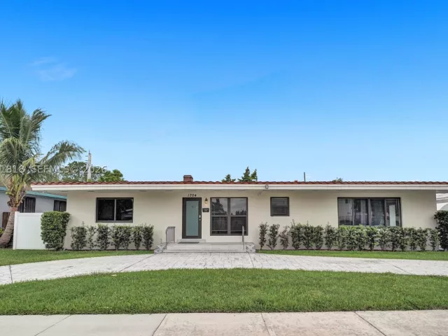 5-bedroom home for sale in Hollywood - 1704 Rodman St - MondialRealty
