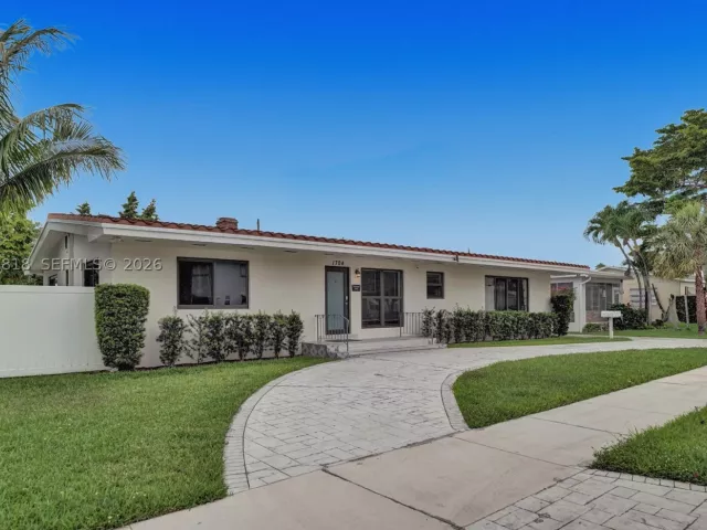 5-bedroom home for sale in Hollywood - 1704 Rodman St - MondialRealty