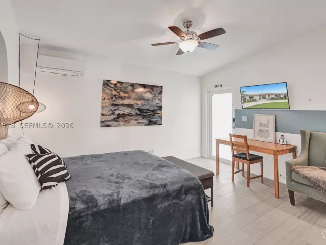 5-bedroom home for sale in Hollywood - 1704 Rodman St - MondialRealty