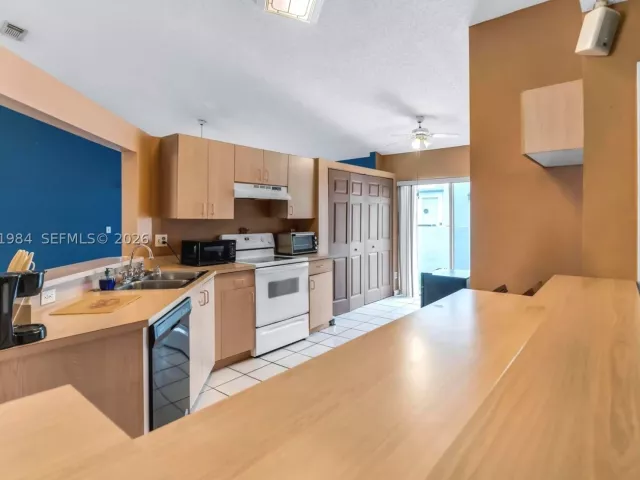 3-bedroom home for sale in Pembroke Pines - 220 NW 207th Way - MondialRealty