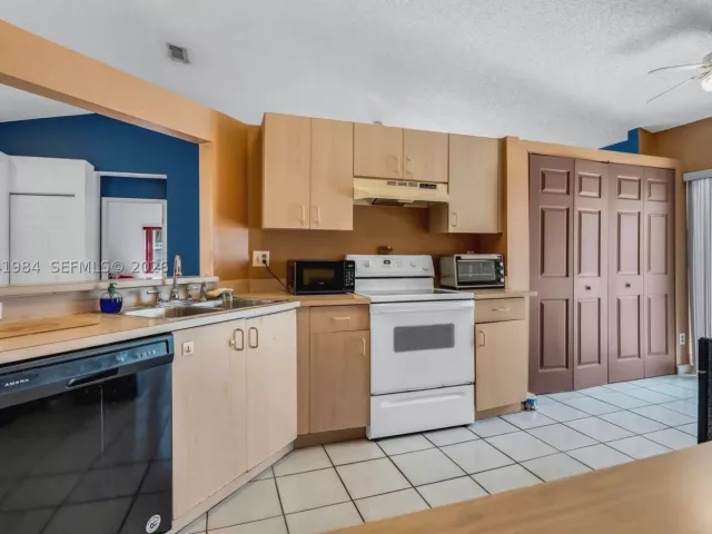 3-bedroom home for sale in Pembroke Pines - 220 NW 207th Way - MondialRealty
