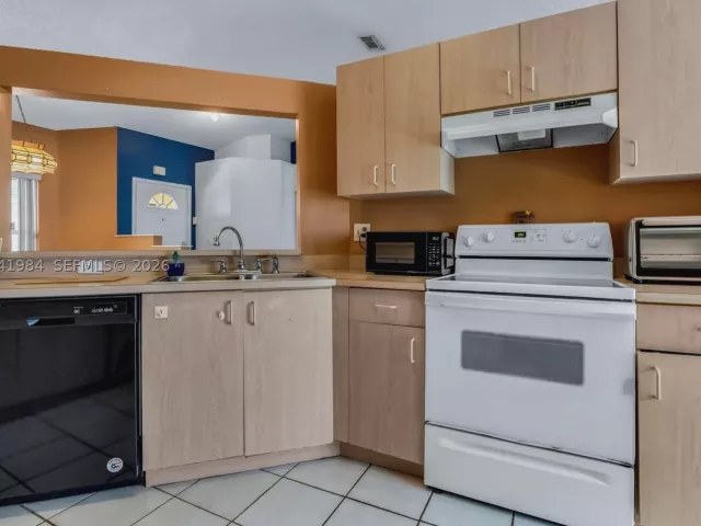 3-bedroom home for sale in Pembroke Pines - 220 NW 207th Way - MondialRealty