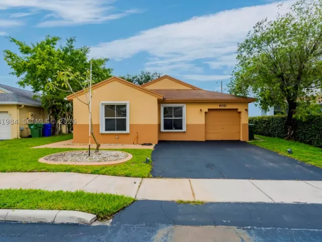 3-bedroom home for sale in Pembroke Pines - 220 NW 207th Way - MondialRealty