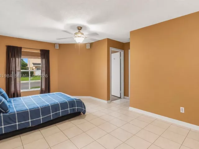 3-bedroom home for sale in Pembroke Pines - 220 NW 207th Way - MondialRealty