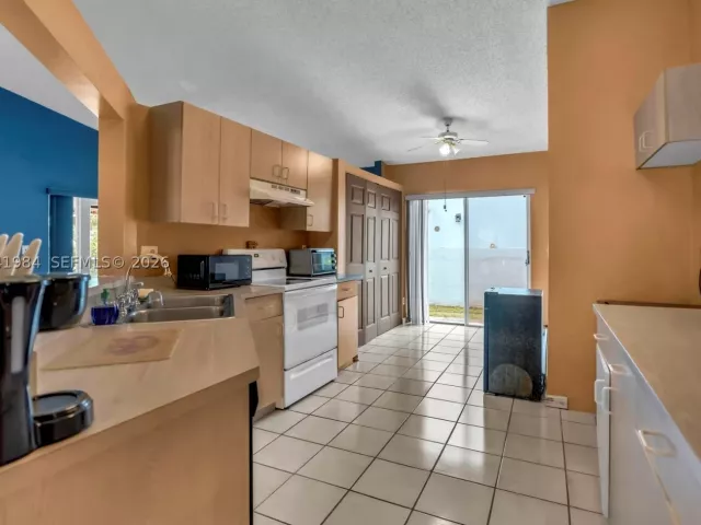 3-bedroom home for sale in Pembroke Pines - 220 NW 207th Way - MondialRealty