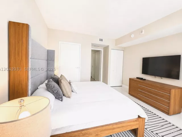 1-bedroom condo for rent in Miami - 1300 Brickell Bay Dr 2307 - MondialRealty