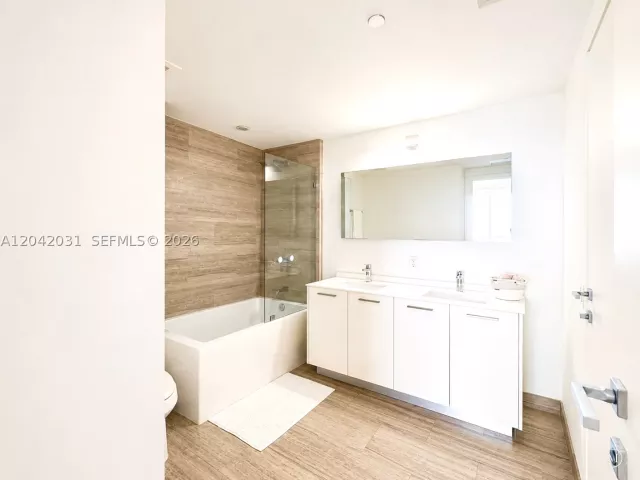 1-bedroom condo for rent in Miami - 1300 Brickell Bay Dr 2307 - MondialRealty