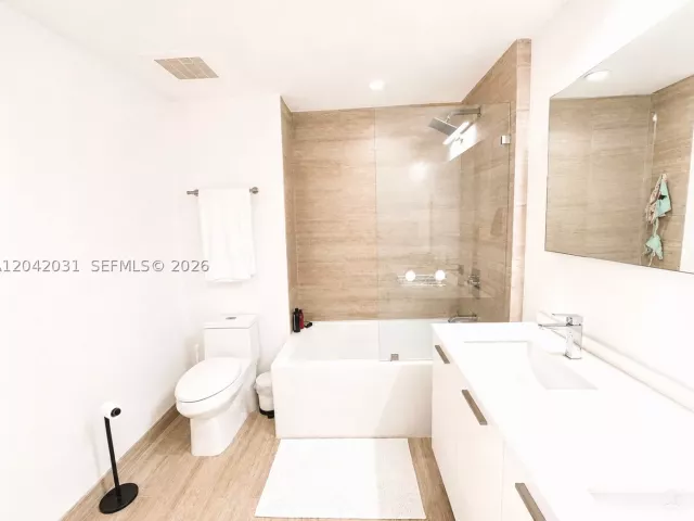 1-bedroom condo for rent in Miami - 1300 Brickell Bay Dr 2307 - MondialRealty