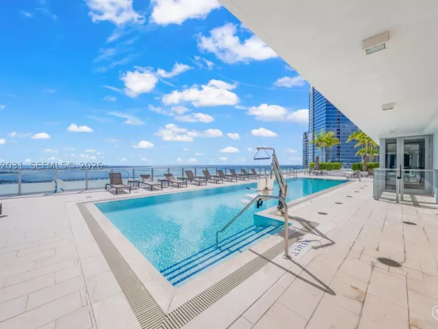 1-bedroom condo for rent in Miami - 1300 Brickell Bay Dr 2307 - MondialRealty