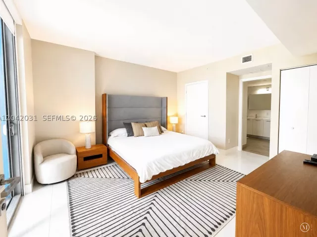 1-bedroom condo for rent in Miami - 1300 Brickell Bay Dr 2307 - MondialRealty