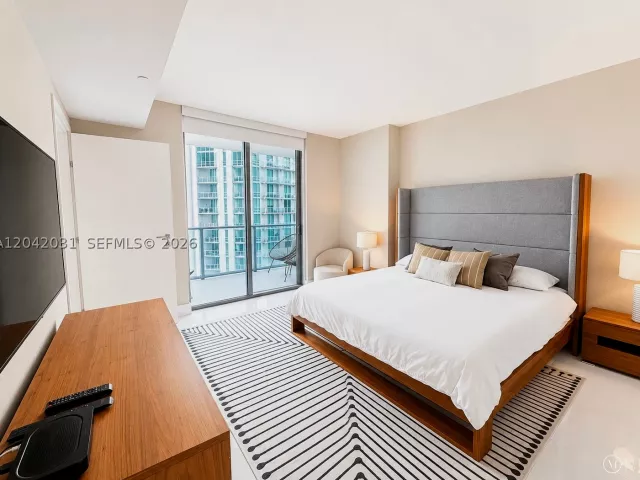 1-bedroom condo for rent in Miami - 1300 Brickell Bay Dr 2307 - MondialRealty