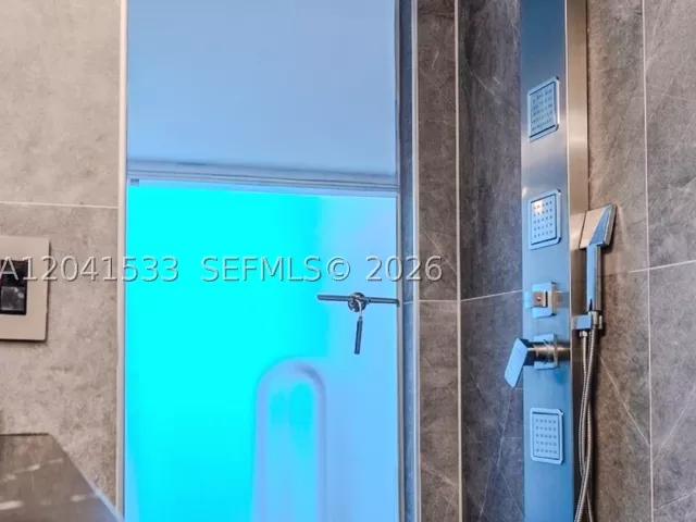 2-bedroom condo for rent in Miami - 90 SW 3rd St 3703 - MondialRealty