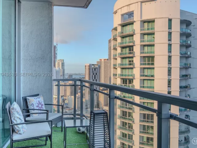 2-bedroom condo for rent in Miami - 90 SW 3rd St 3703 - MondialRealty