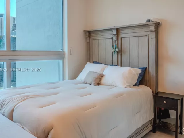 2-bedroom condo for rent in Miami - 90 SW 3rd St 3703 - MondialRealty