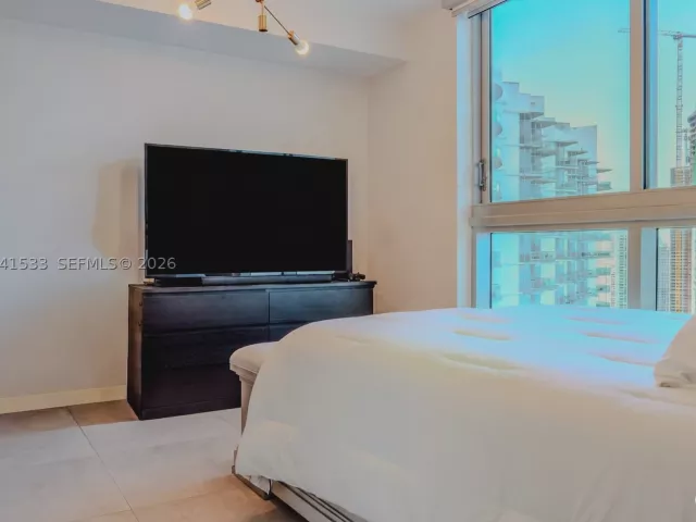 2-bedroom condo for rent in Miami - 90 SW 3rd St 3703 - MondialRealty