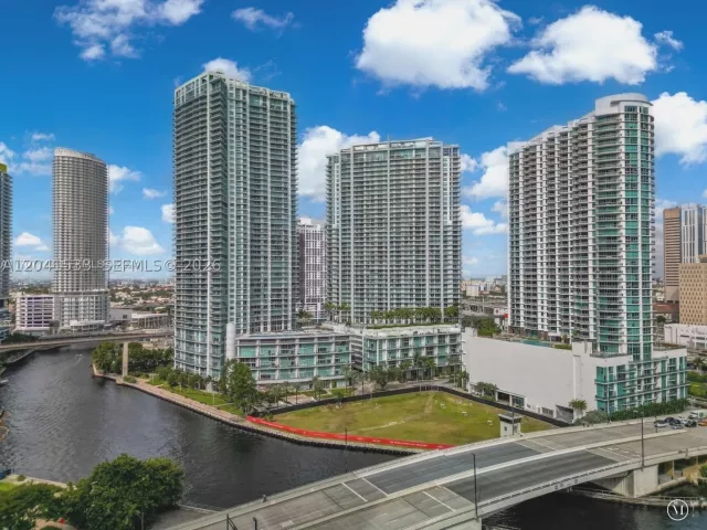2-bedroom condo for rent in Miami - 90 SW 3rd St 3703 - MondialRealty