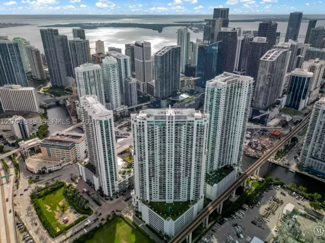 2-bedroom condo for rent in Miami - 90 SW 3rd St 3703 - MondialRealty