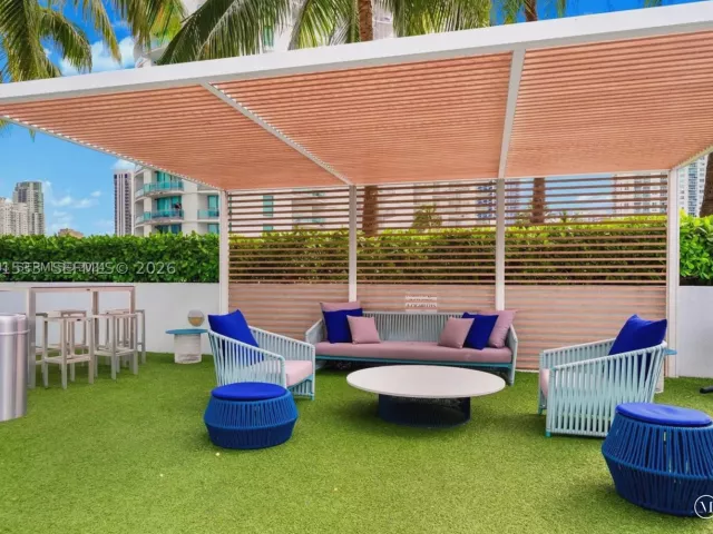 2-bedroom condo for rent in Miami - 90 SW 3rd St 3703 - MondialRealty