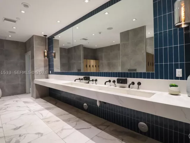 2-bedroom condo for rent in Miami - 90 SW 3rd St 3703 - MondialRealty