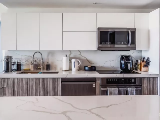 2-bedroom condo for rent in Miami - 90 SW 3rd St 3703 - MondialRealty