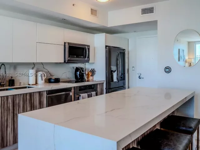 2-bedroom condo for rent in Miami - 90 SW 3rd St 3703 - MondialRealty