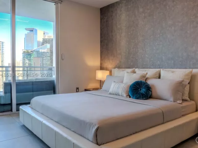 2-bedroom condo for rent in Miami - 90 SW 3rd St 3703 - MondialRealty