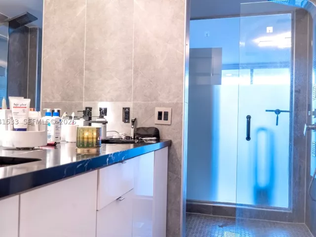 2-bedroom condo for rent in Miami - 90 SW 3rd St 3703 - MondialRealty