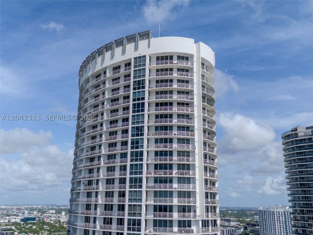 1-bedroom condo for sale in Miami - 1750 N Bayshore Dr 5212 - MondialRealty