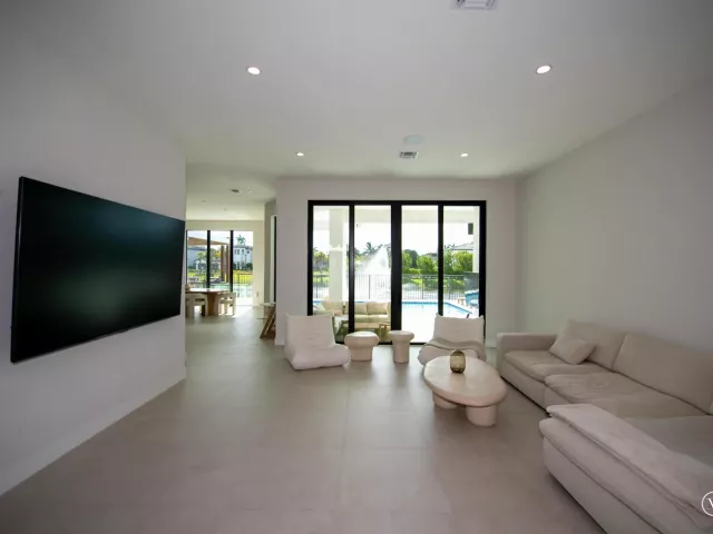 5-bedroom home for sale in Hollywood - 5746 Ashwood Circle W - MondialRealty