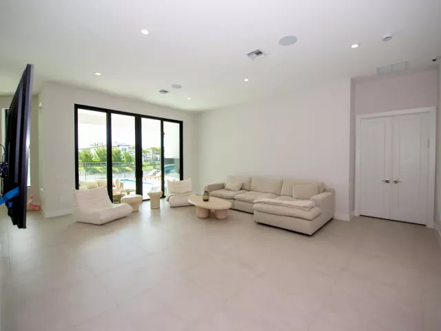 5-bedroom home for sale in Hollywood - 5746 Ashwood Circle W - MondialRealty